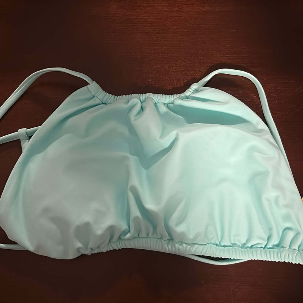 Body Glove Aqua Smoothies High Neck Bikini Top Size XL NWT. Fits like a medium.